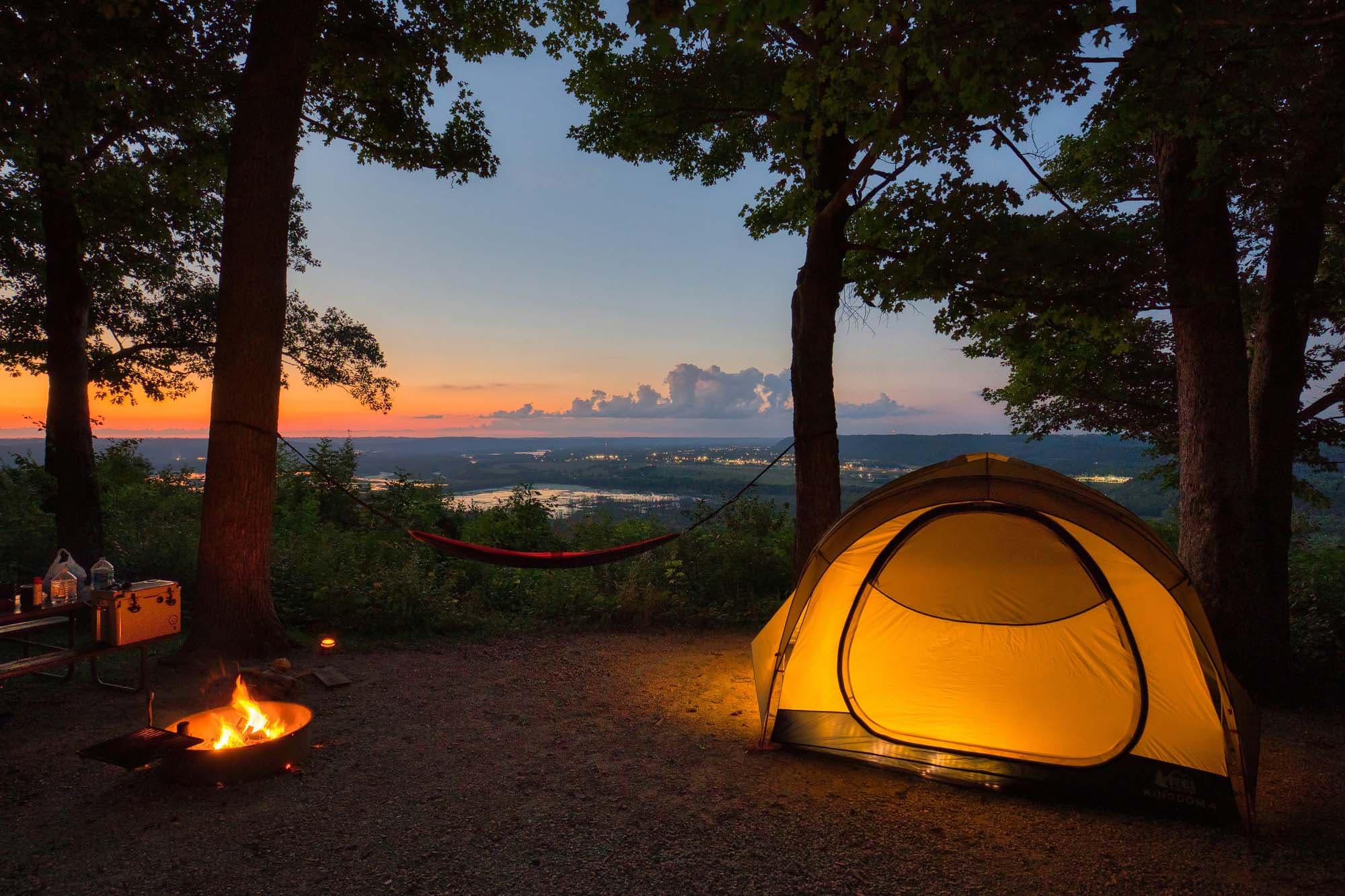 Campingplatz bei Sonnenuntergang